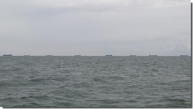 Grote zeeschepen liggen daar voor anker, er zijn vaarroutes die je doorkruist (even rekening houden