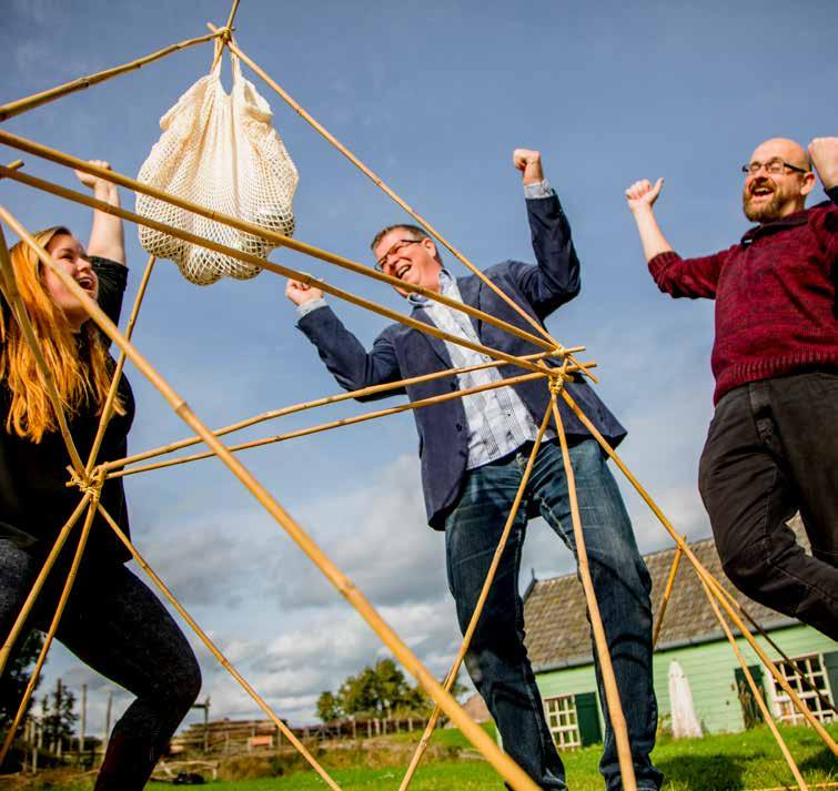 1. Bamboo challenge met gewichten (in- en outdoor)* Met bamboe en elastiek gaan de deelnemers een zo hoog mogelijk object bouwen. Dit kan een toren of een piramide zijn.