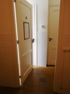 Aan de binnenzijde van de toiletdeur ontbreekt een beugel waarmee een rolstoelgebruiker de deur zelf kan sluiten. 29.1.