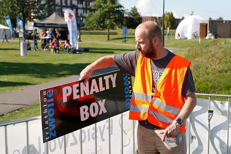 Goed lezen: de penalty box We hebben twee penaltyboxen. Een penaltybox is vlak voor de wissel van het fietsen naar het lopen en de tweede is vlak voor de finish.