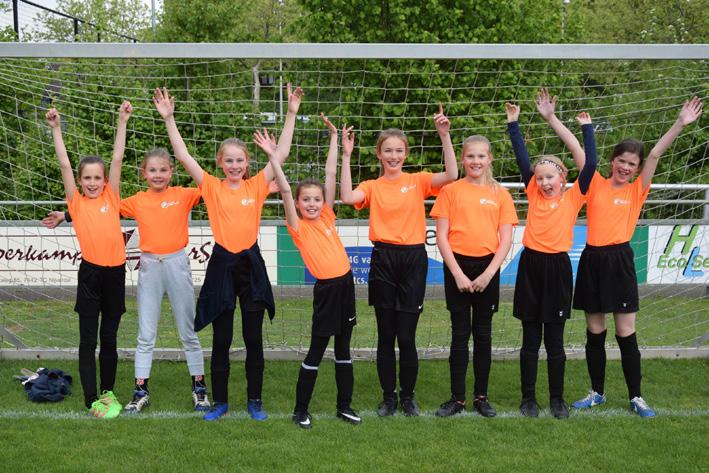 Finalerondes voor meisjes bij schoolvoetbal Onze jongens- en meisjesteams hebben in april meegedaan aan de poule-rondes van het schoolvoetbal.