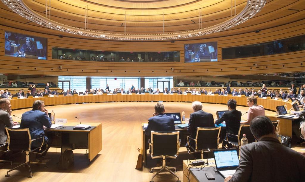 DE RAAD SPEELT EEN ESSENTIËLE ROL IN DE EU-BESLUITVORMING De Raad van de Europese Unie informeel ook wel EU-Raad genoemd, of gewoon Raad speelt een essentiële rol in de EUbesluitvorming.