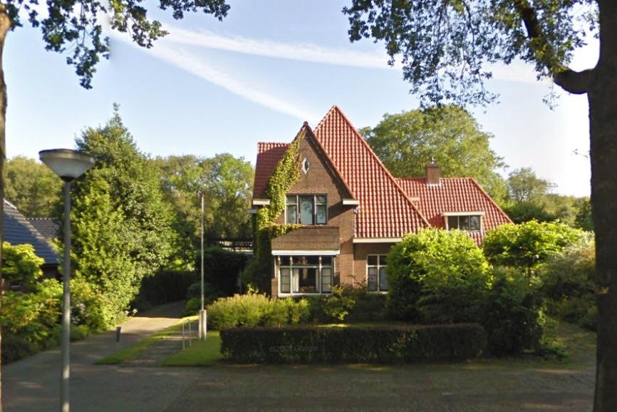 De bestaande bebouwing van de Zandhoeklaan wordt gekenmerkt door een dorpse korrelmaat bestaande uit bebouwing van de periode begin 20e eeuw tot (geschakelde) woningen uit de jaren 70.