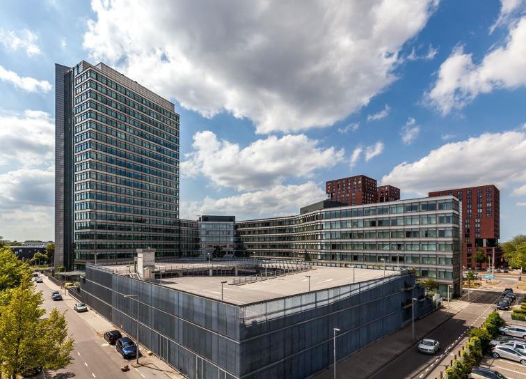 Omschrijving Het betreft hier representatieve kantoorruimte gelegen op de 10 e verdieping van het kantoorgebouw Le Mirage te Utrecht. Het kantoorgebouw Le Mirage is gelegen aan de Europalaan.