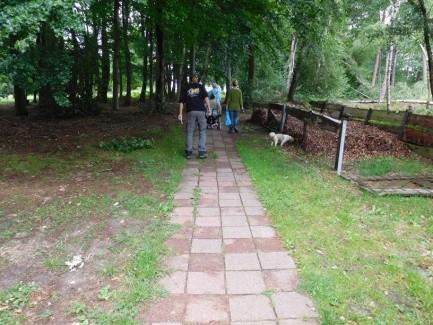 Bezoekers kunnen ook door de nutstuin (4) lopen en de kassen (5) bezoeken.