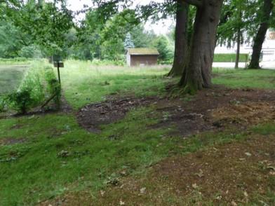 rolstoelen. 9.1. Herbestraat dit pad en zorg dat alle tegels vlak en horizontaal liggen.