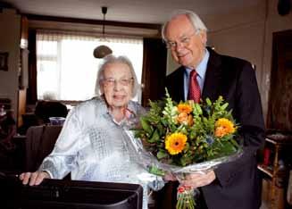75 jaar KNMG-lid: mevrouw P.A. Prins Op 11 mei was de 103-jarige mevrow P.A. Prins, radioloog, 75 jaar lid van de KNMG.