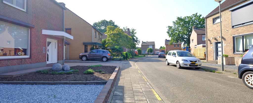 De garage is bereikbaar via de tuin en is voorzien van elektrische sectionaal poort met afstandsbediening.