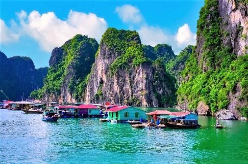 Reistijd: ca. 3,5 uren Je wordt opgehaald bij je hotel en reist naar wellicht het beroemdste gebied van Vietnam, Halong Bay.