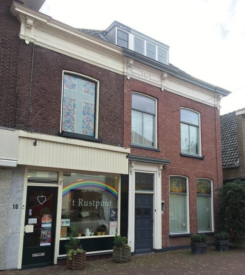 Situatie Oorspronkelijke bouweenheid is op plintniveau opgeknipt, waardoor er sprake lijkt van twee panden. Links is een winkel gevestigd, rechts een woonhuis inclusief verdieping.