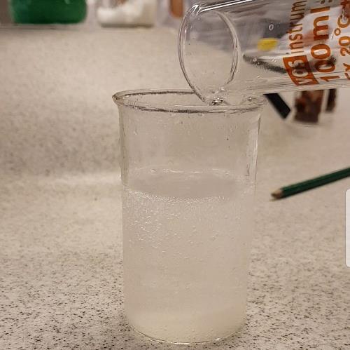 b) Meet 100 milliliter azijn af in de maatcilinder.
