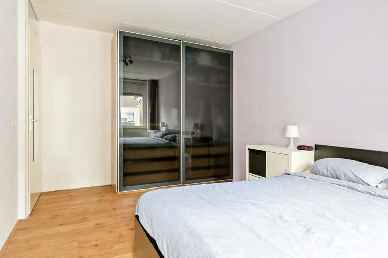 SLAPEN Nette overloop met toegang tot drie slaapkamers van respectievelijk 16 m², 15½ m² en 8 m² en