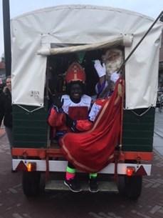 De Sint en zijn Pieten bezochten daarna de klassen van de Vlasgaard en zorgden voor leuke verrassingen en lekkernijen.