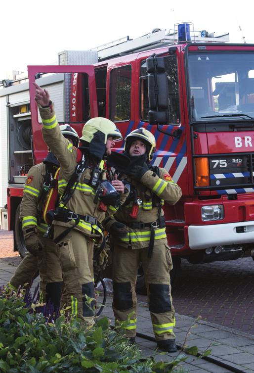 Samen oefenen met de brandweer De brandweer in Putten moet vaak oefenen. Ze leren hoe ze brand moeten blussen. En hoe je mensen uit brandende huizen haalt. Bij Het Anker in Putten oefenen ze ook.