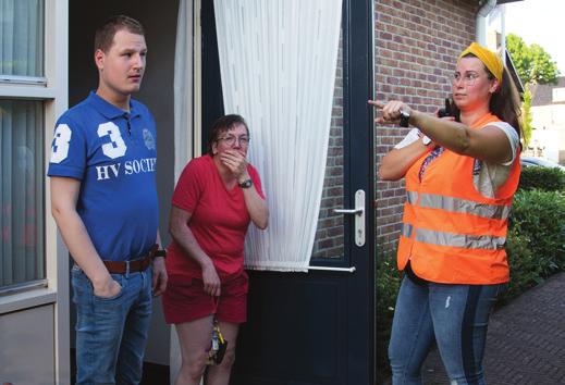 Er gaat dan ook een echt alarm af. De bewoners moeten eerst op hun kamers blijven. Pas als de brandweer het goed vindt, mogen ze eruit. De woningen moeten snel leeg zijn.