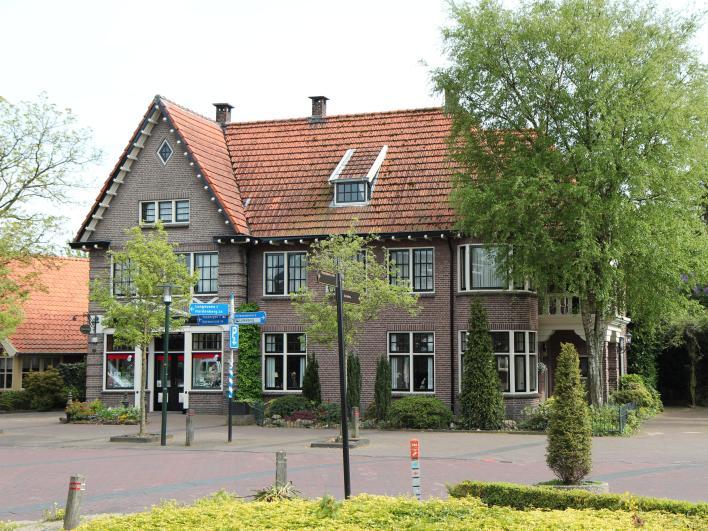 4 Pand Dames Kock Luuks vrouwleu Dit winkelwoonhuis werd in 1926 ontworpen door architect Wiechers uit Harbrinkhoek.