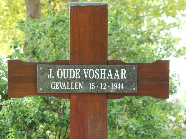 10 Herdenkingskruis Niet vergeten Op 15 december 1944 werd Jan Oude Voshaar op deze plek neergeschoten door een drietal leden van de landwachters, omdat ze hem ten onrechte