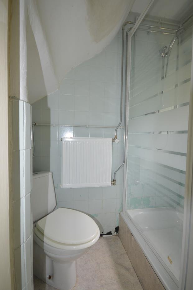 Badkamer (2m²) met een douchecabine en een toilet.