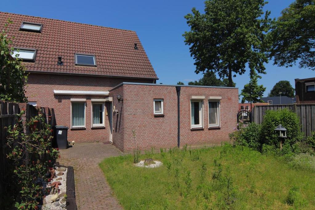 De tuin beschikt over verlichting, een buitenkraan, elektra en een houten tuinhuis.