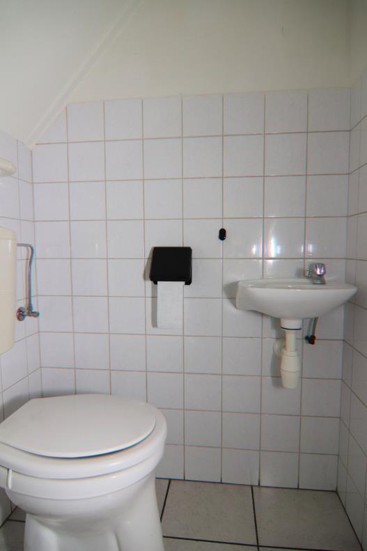 METERKAST 6 groepen en 1 aardlekschakelaars. TOILET Ingericht met een staand closet en een fonteintje. WOONKAMER (ca.