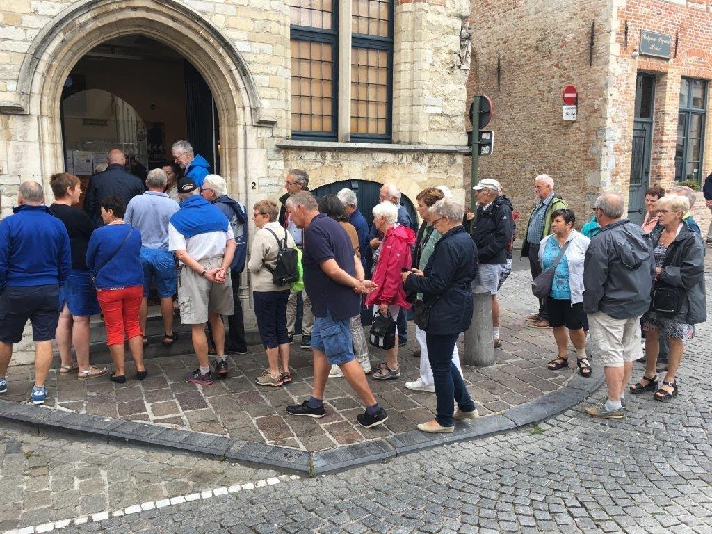 Na de rondvaart stapten we door het centrum van Brugge richting Wijnzakstraat, waar we een bezoek brachten aan het Chocolademuseum.
