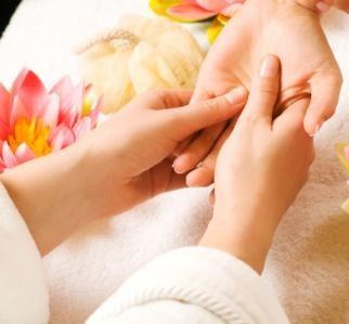 Toelichting activiteiten Bureau Welzijn WELLNESS In een ontspannen en gezellige sfeer genieten van een handmassage en/ of nagels lakken.