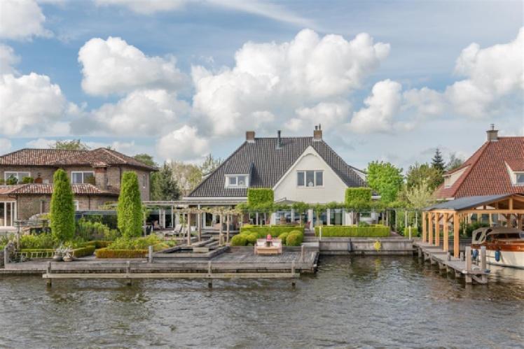 IJlst Holtropweg 24 Vraagprijs: Aanvaarding: in overleg 1.495.000, k.k. Deze bijzondere Watervilla is maar één keer te koop!