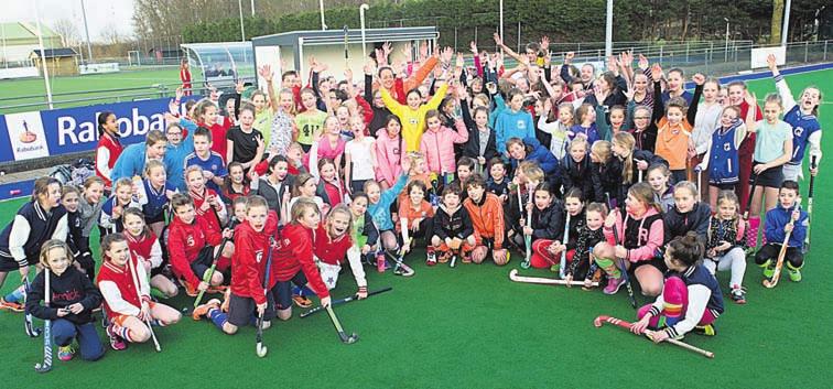 Onder leiding van ervaren trainers worden de eerste beginselen van het hockey uitgelegd en kun je ook meteen oefenen met bal en stick, die je kunt lenen van de club.