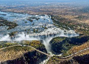 Een Safari in Botswana stárt met een bezoek aan de Victoria Watervallen, op de grens van zuidelijk Zambia en Zimbabwe.