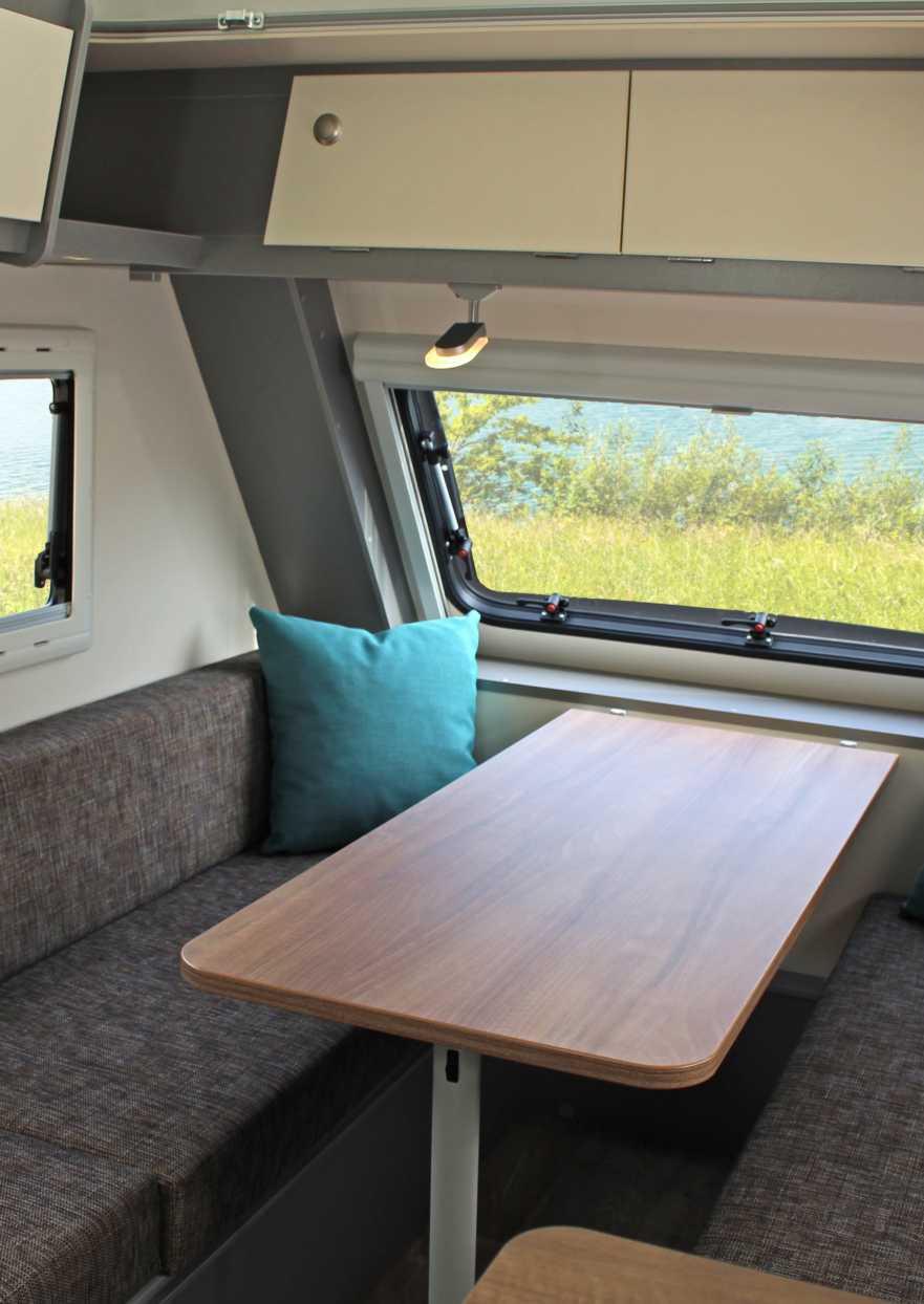 Leefruimte Zowel de Kompakt Travel als de Kompakt Adventure zijn uitgerust met een ruime dinette aan de voorzijde van de caravan.