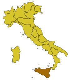 Kijkend naar de kaart van Sicilië zie je een ruwe driehoek; wijnbouw vindt plaats in alle drie de hoeken, en op de hellingen van de bekendste Siciliaanse berg, de vulkaan de Etna.