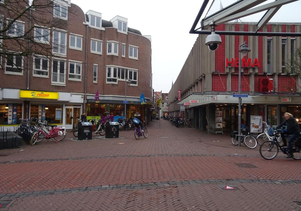 Omgevingsfactoren Het pand is gelegen op een van de toplocaties aan de Nieuwe Markt in Gouda. De winkel is recht tegenover de Nieuwemarktpassage op het kruispunt met de Nieuwstraat gelegen.