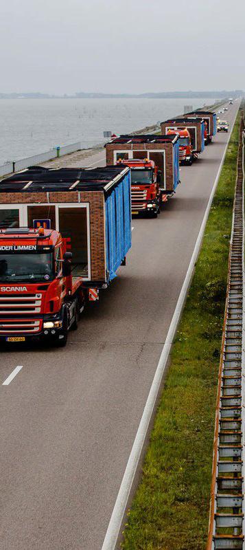 Voordelen modulaire bouw TIJDWINST Omdat modulaire bouw plaatsvindt in een fabriek en niet op de bouwplaats kan de productie van de modules gelijk lopen met het grondwerk en de fundering.