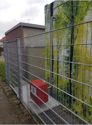Afbeelding 4: Huidige aansluiting droge blusleiding op de buurtbatterij. Afbeelding 5: Afsluiting hekwerk met vier sloten.