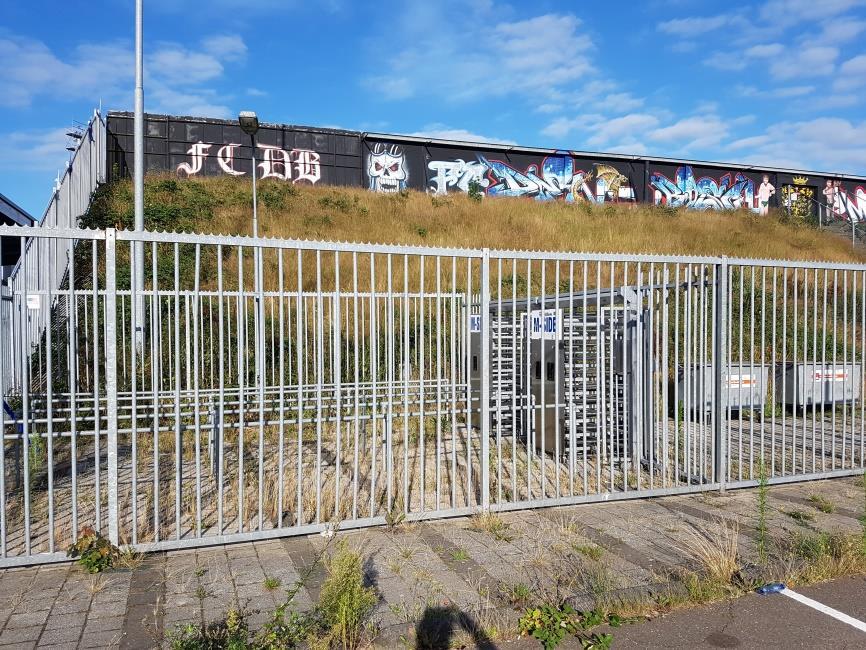 Foto 4: Zicht op de toegang aan de achterzijde van de M-tribune.