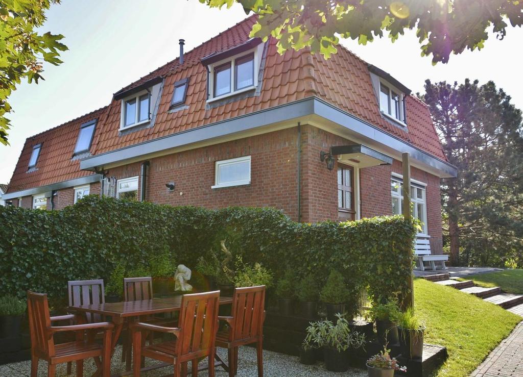 Verver Jet Winters Makelaars presenteert: ROYALE WONING OP FRAAIE LOCATIE! Zeer degelijk gebouwde en voortreffelijk onderhouden royale woning op een fraaie locatie aan de rand van het dorp gelegen.