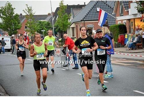 De 2e in 4 44, maar na deze 2e kilometer is de man die voor de 33 minuten gaat licht bij