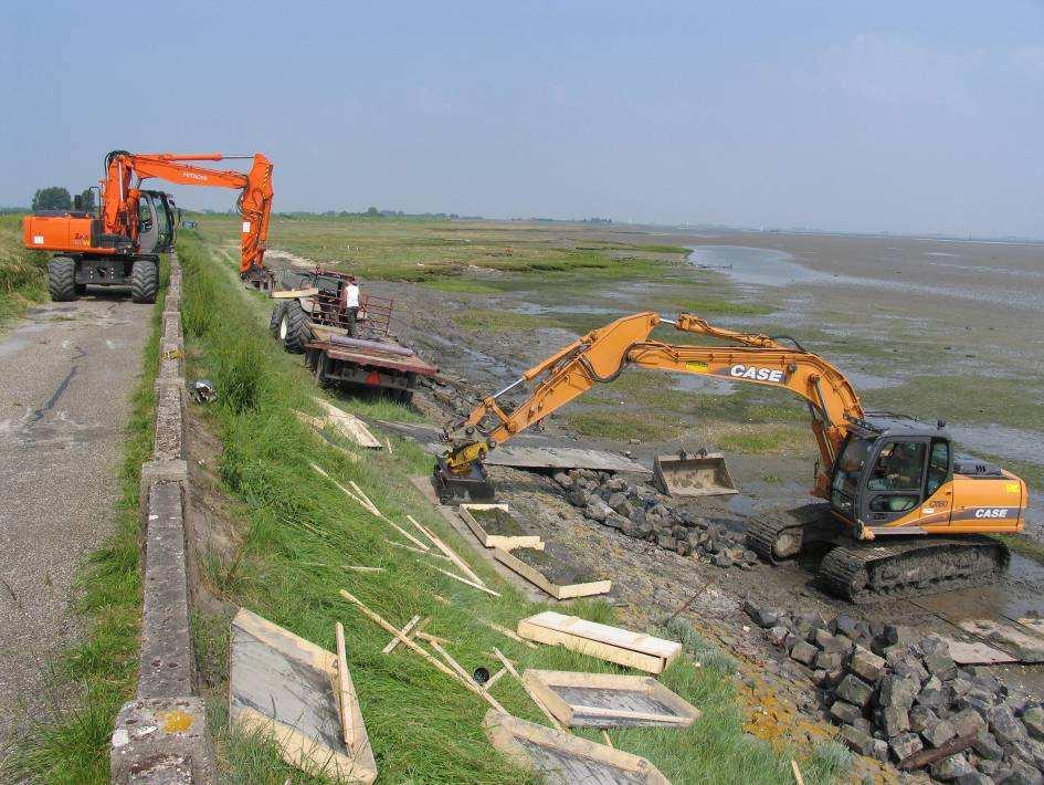 Om uitdroging te voorkomen werden de plaggen afgedekt met stoffen dekens, die vochtig werden gemaakt met water uit de Oosterschelde (Figuur 8).