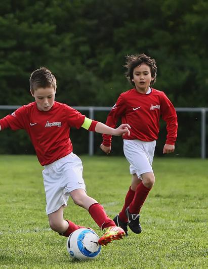 zijn en samen spelen. Wanneer kinderen plezier in het spel hebben, voetballen ze vaker en worden ze steeds beter.