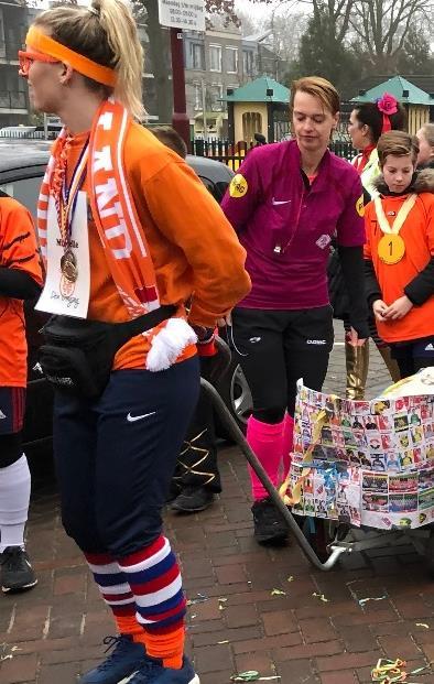 Juffrouw Laura, Daphne en Michelle hebben een vast