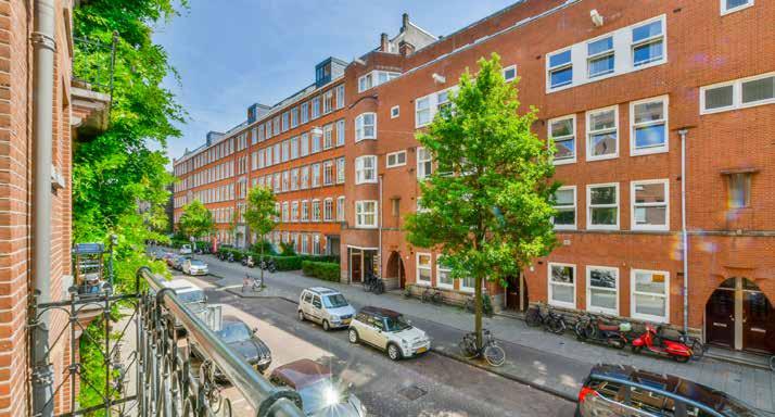 (onder andere op de Beethovenstraat en de PC Hooftstraat, alsmede de grote Albert Heijn op het Museumplein) voor de dagelijkse boodschappen.