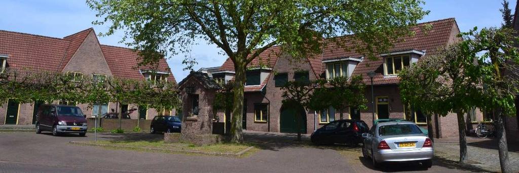 centrum vormt van de St. Jozefstraten is een plataan geplant die als kapelboom het kapelletje beschermd met zijn kloeke stam en bladerdak.