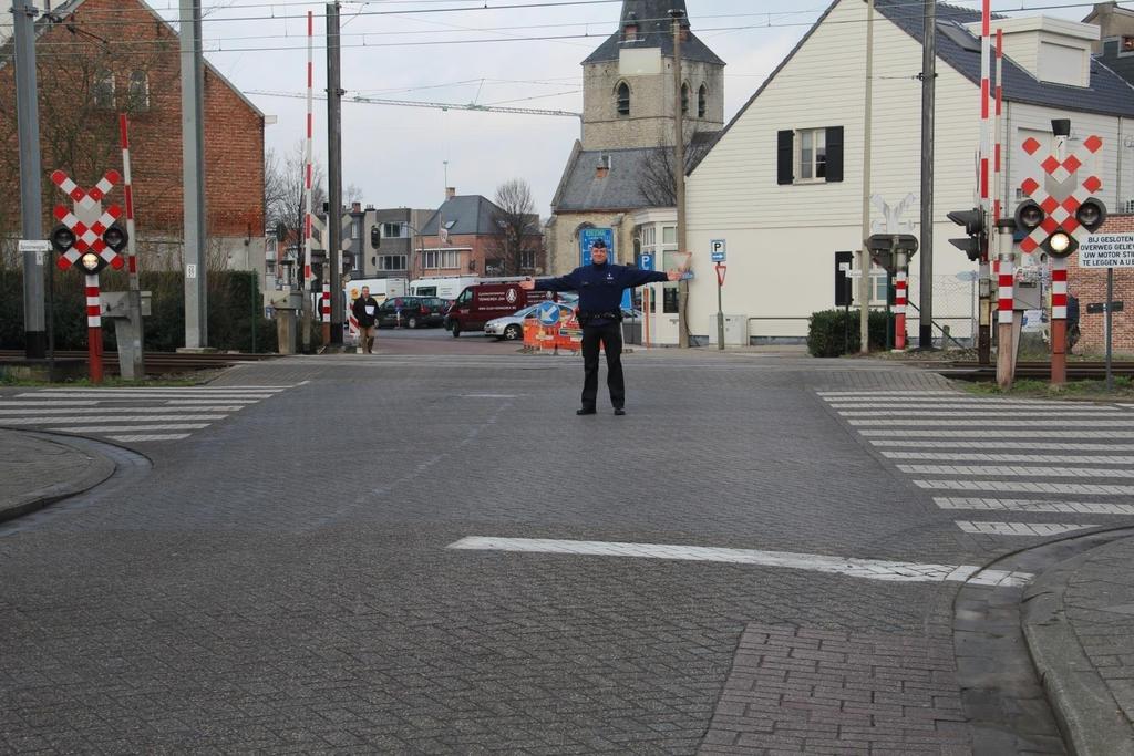 Aan dit kruispunt wordt het verkeer geregeld door een politieagent.