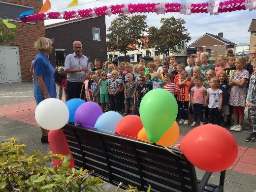 Bankje juf Kina Met haar afscheid hadden we juf Kina een bankje beloofd voor op het speelplein, het juf Kina bankje.