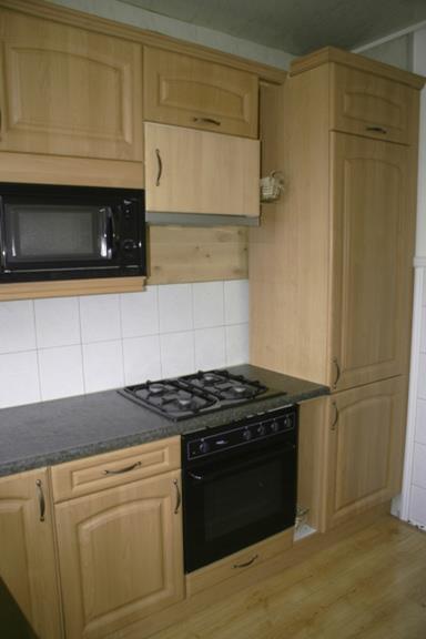 De keuken is voorzien van diverse inbouwapparatuur, te weten; oven, magnetron, 4-pits