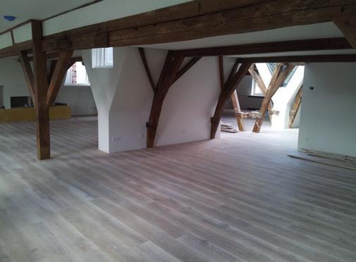 De houten vloer Hout is een natuurproduct en heeft kleurverschil. Hoe breder de planken hoe groter de kans op kleurverschillen en grovere nerven. Geen van onze vloeren wordt op kleur geselecteerd.