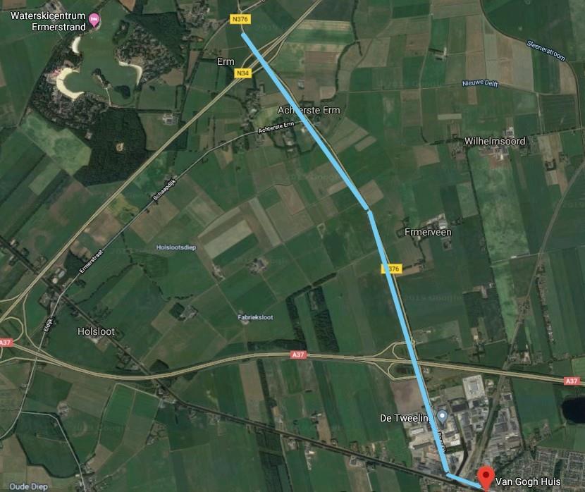 U gaat de brug over en linksaf langs de noordkant van de omstreeks 1860 gegraven Verlengde Hoogeveensche Vaart, richting het dorp Erm.
