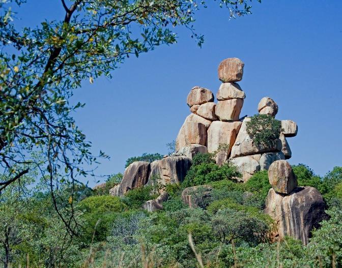 Dag 9 & 10: MATOBO HILLS, ZIMBABWE We reizen zuidwaarts naar de majestueuze Matobo Hills, een gebied van prachtige schoonheid en dramatische rots- landschappen.