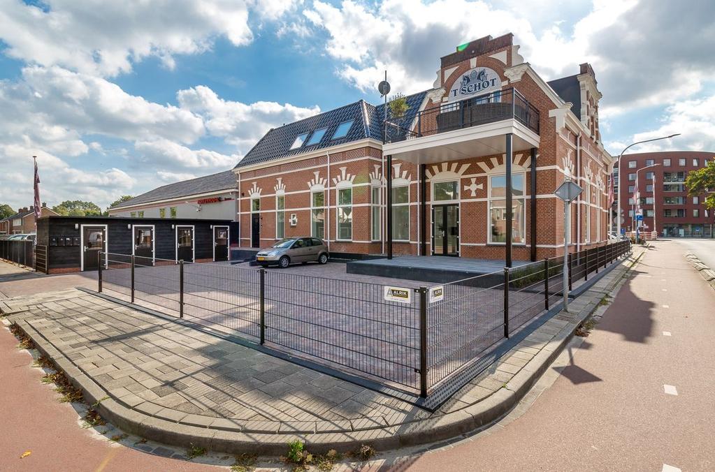 Ligging en indeling Begane grond Entree complex met hal, trappenhuis en liftinstallatie; entree appartement; hal; toilet; royale woonkamer met open keuken (samen ca.