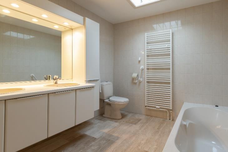 Badkamer Ruime badkamer voorzien van marmeren